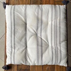 Seat pillow black & white